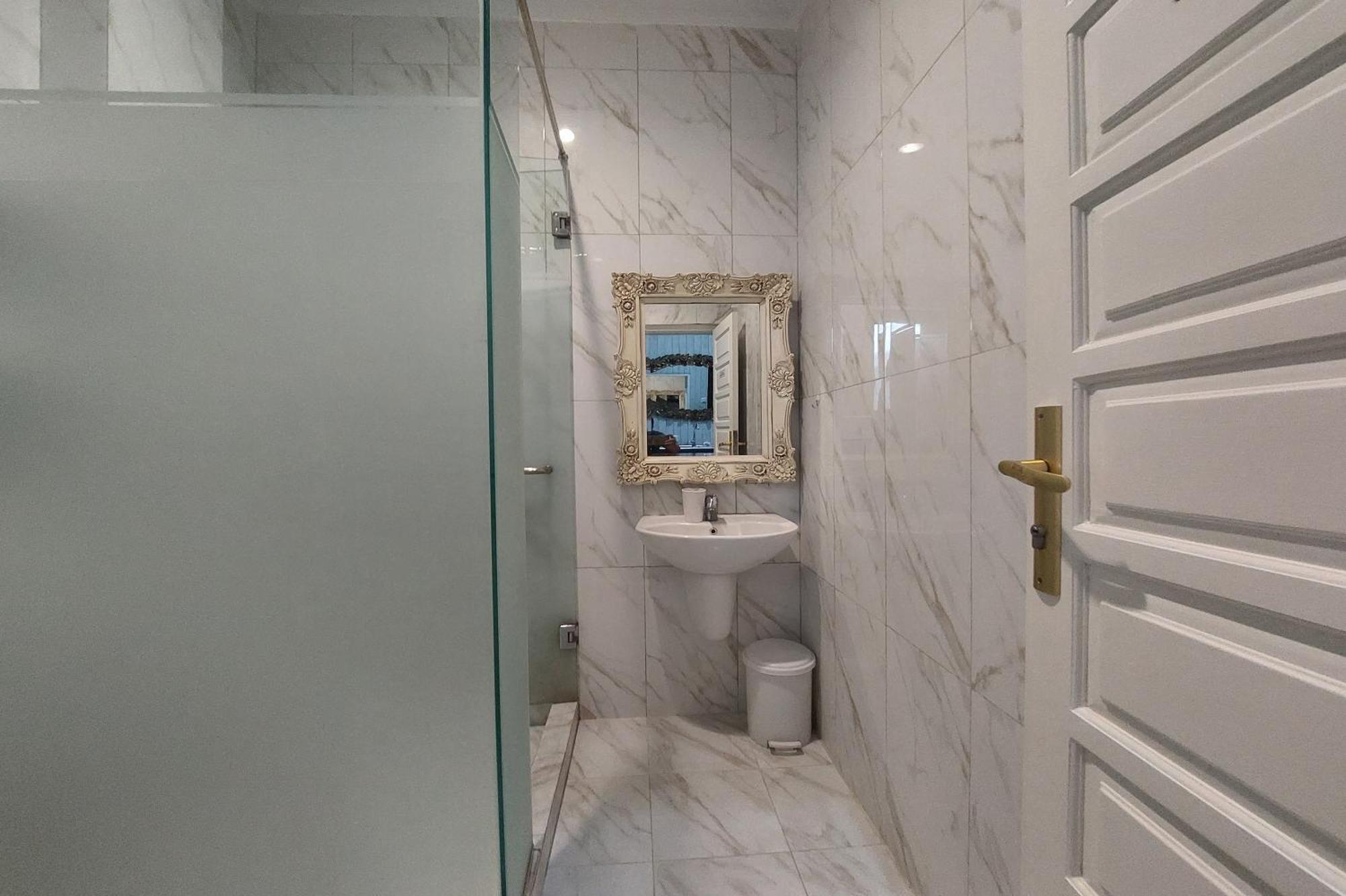 Nonie'S Huis Hotel Медан Экстерьер фото