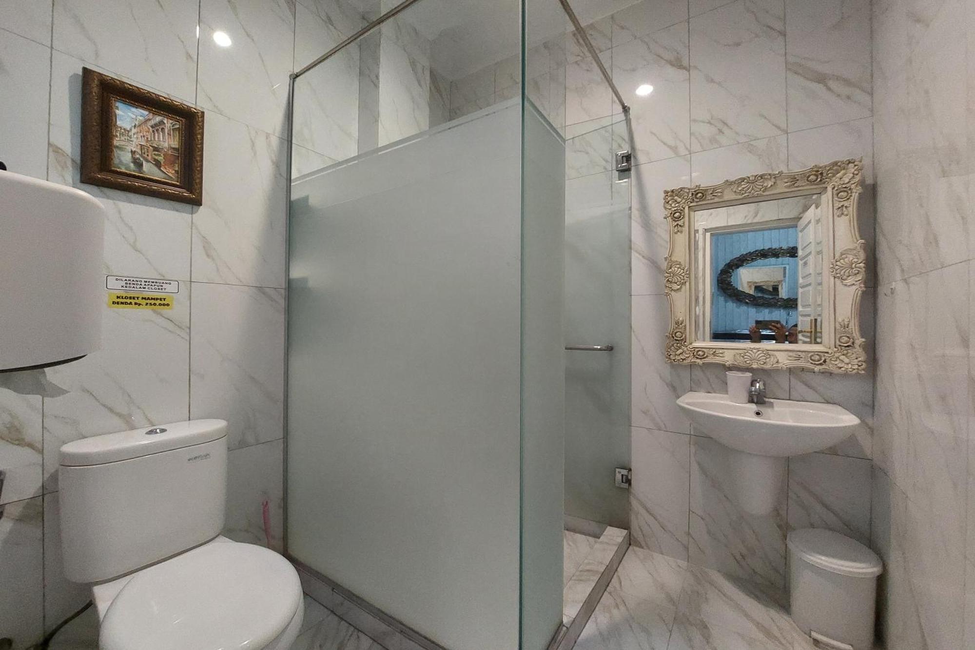 Nonie'S Huis Hotel Медан Экстерьер фото