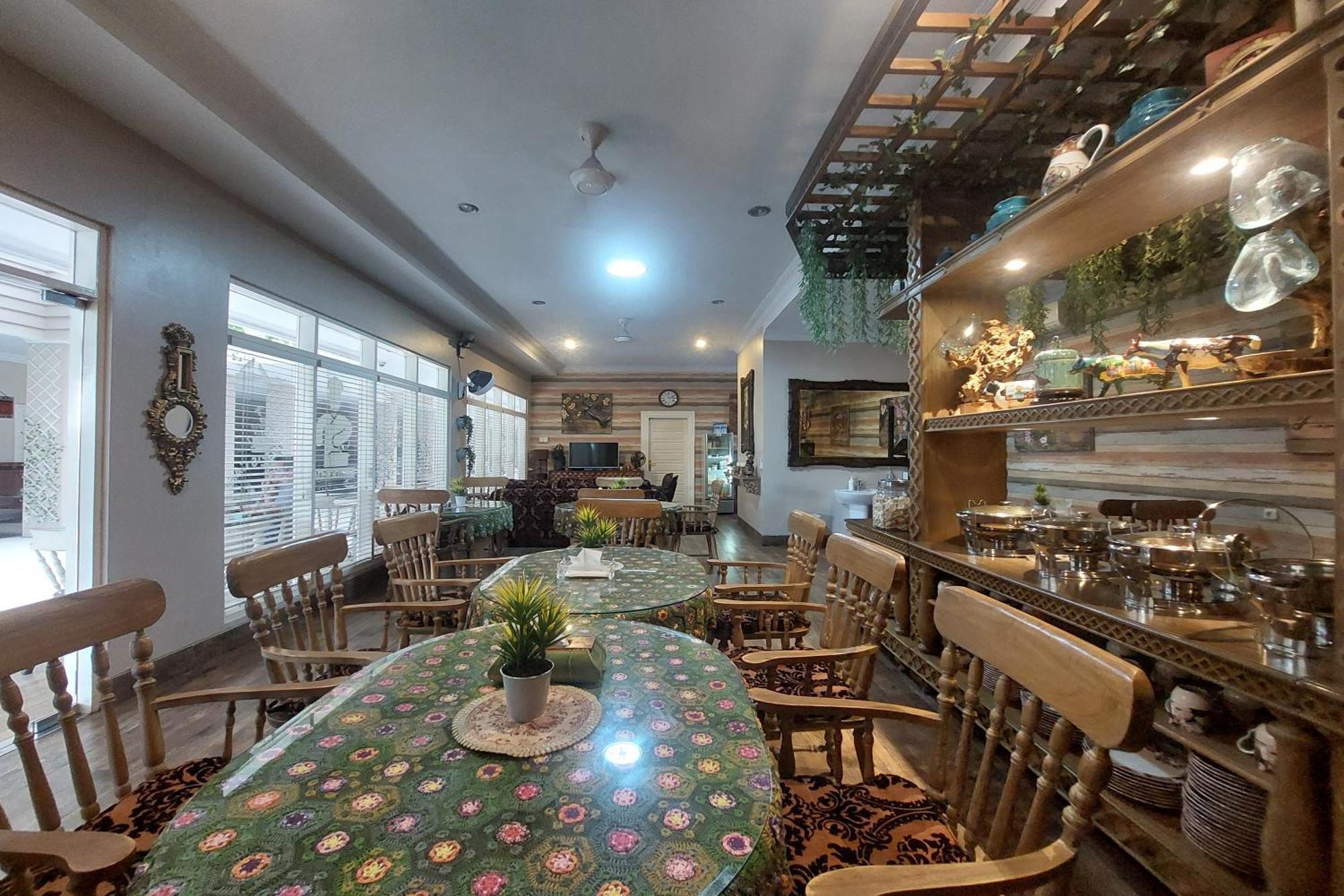 Nonie'S Huis Hotel Медан Экстерьер фото