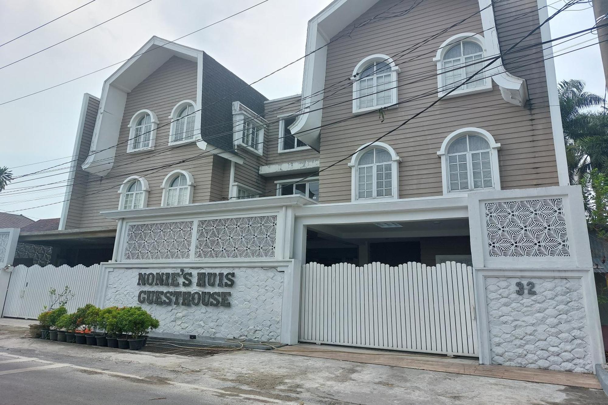 Nonie'S Huis Hotel Медан Экстерьер фото