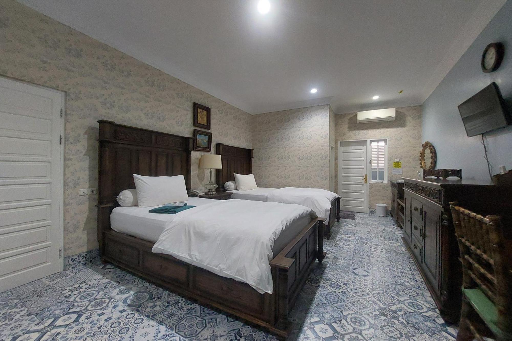 Nonie'S Huis Hotel Медан Экстерьер фото