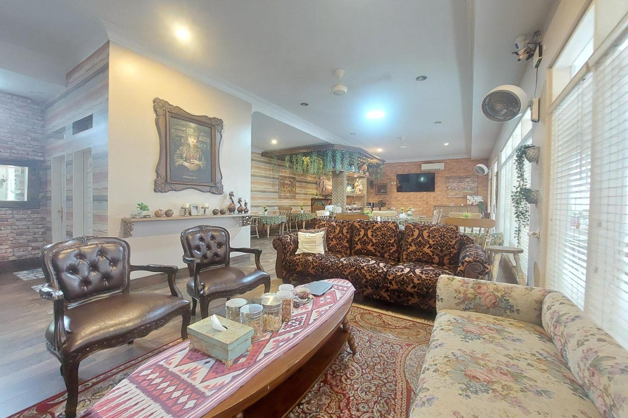 Nonie'S Huis Hotel Медан Экстерьер фото