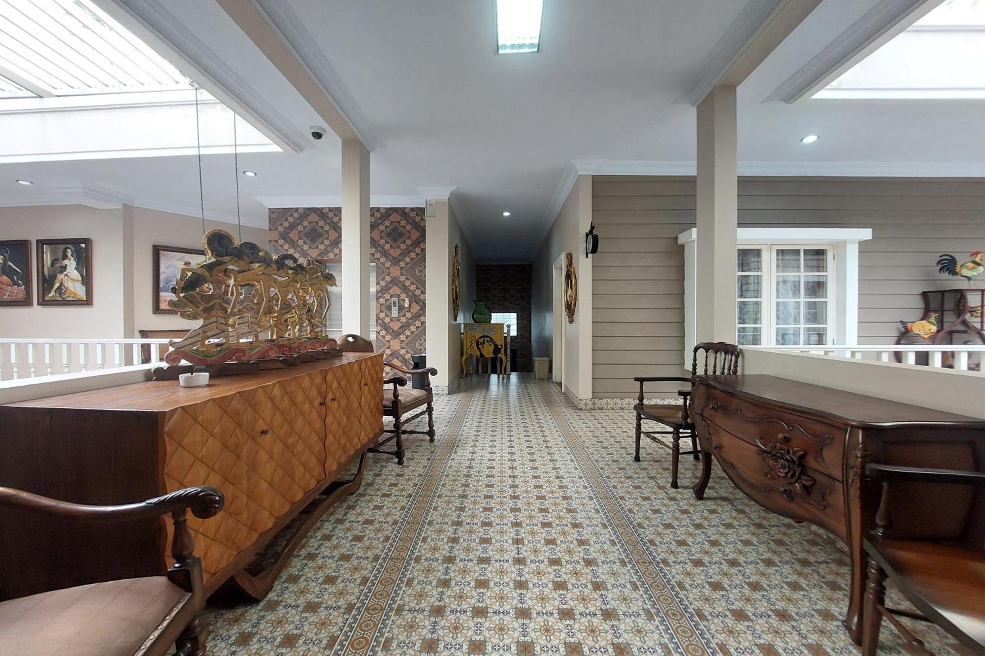 Nonie'S Huis Hotel Медан Экстерьер фото