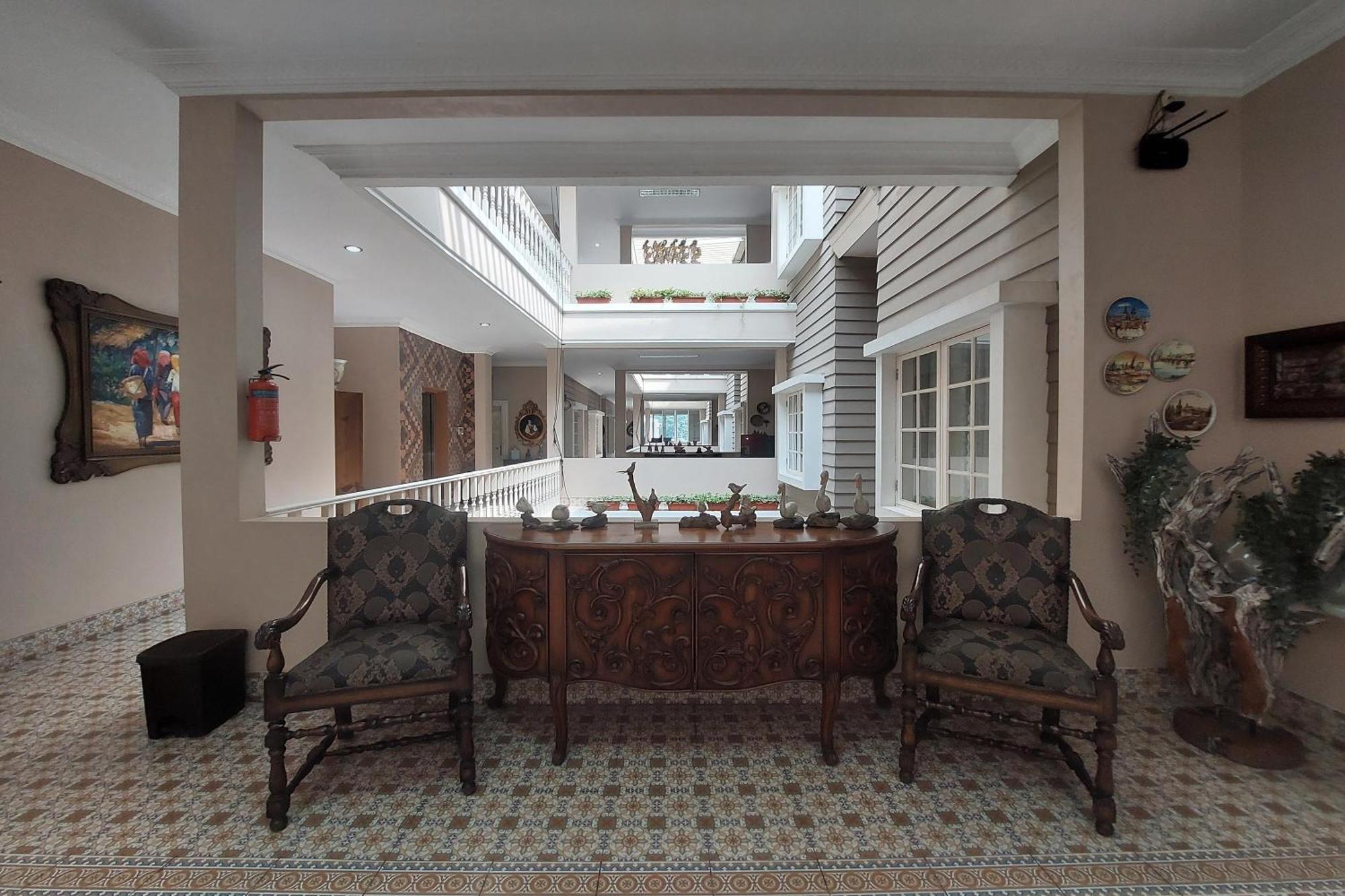 Nonie'S Huis Hotel Медан Экстерьер фото