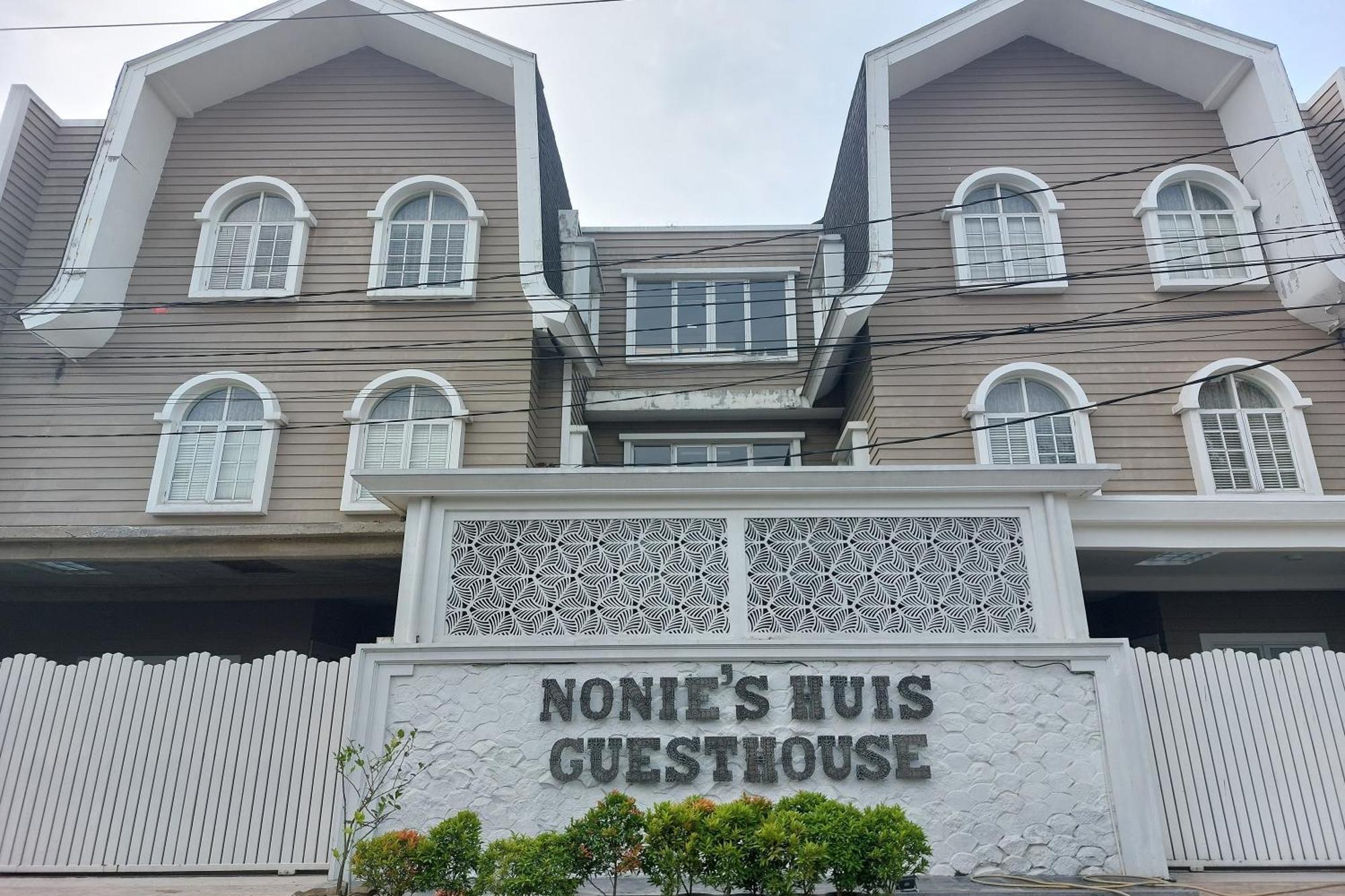 Nonie'S Huis Hotel Медан Экстерьер фото