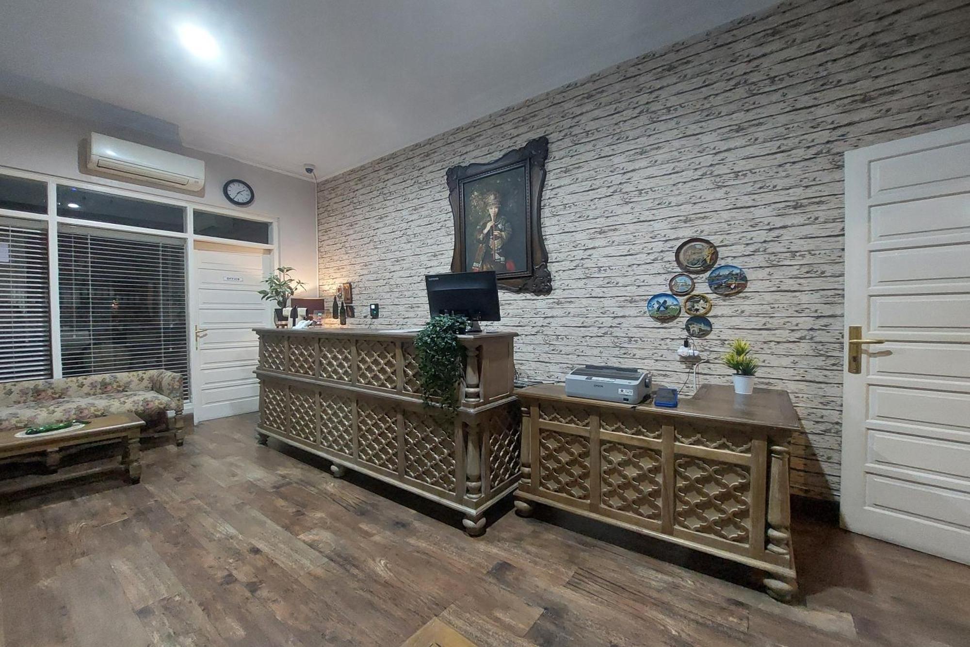 Nonie'S Huis Hotel Медан Экстерьер фото